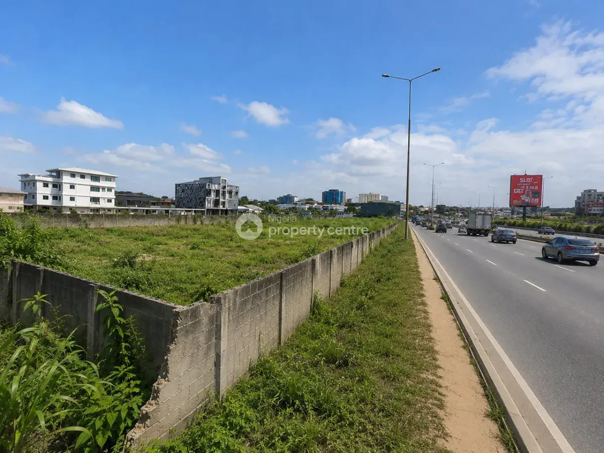 Large commercial land facing the Lekki Epe Expressway in Lekki Phase 1